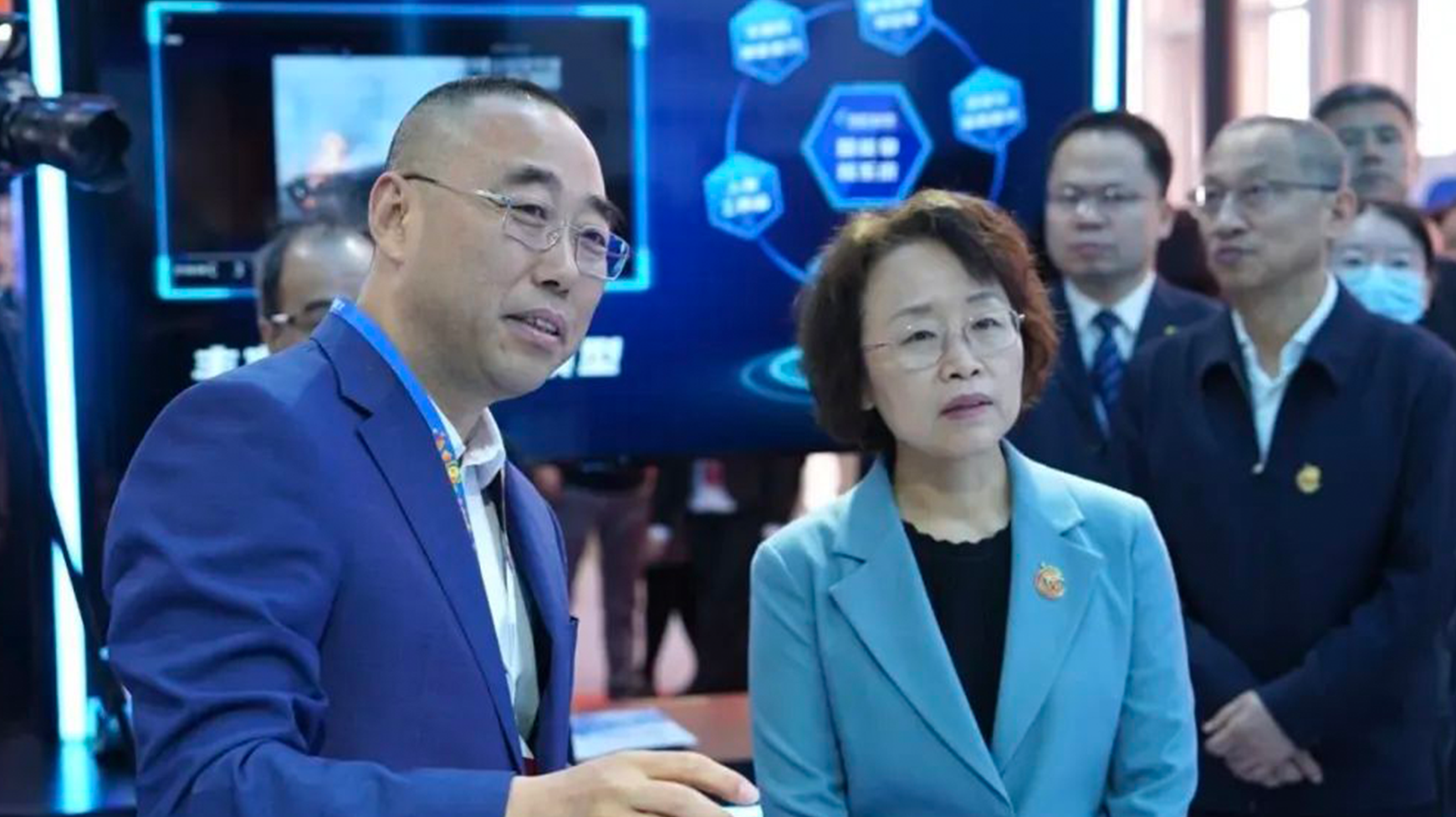 中宣部副部长、广电总局局长曹淑敏一行莅临1号娱乐科技CCBN