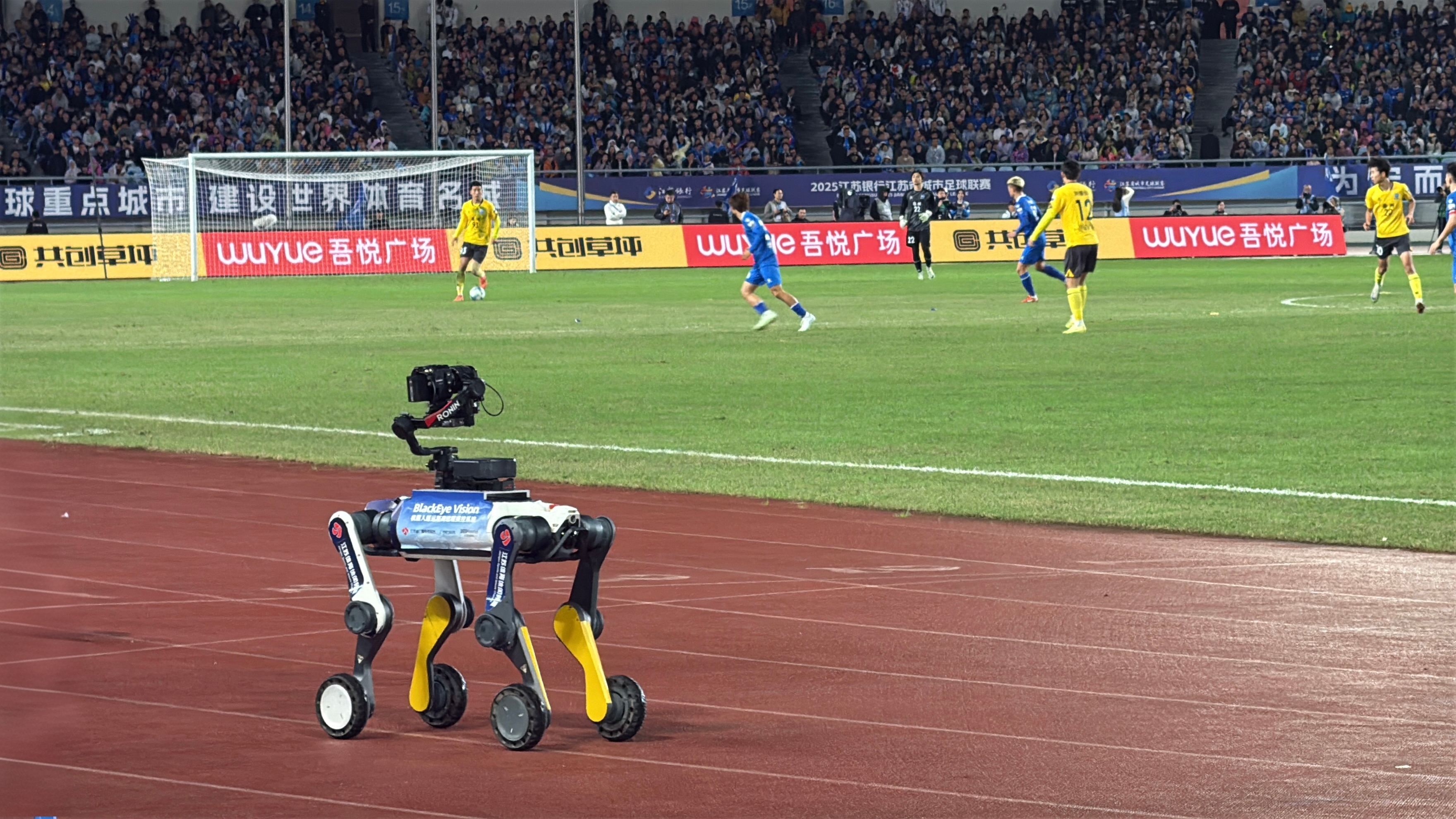 首位“机器人摄像师”亮相苏超半决赛，江苏广电总台×1号娱乐科技×云深处联手打造！